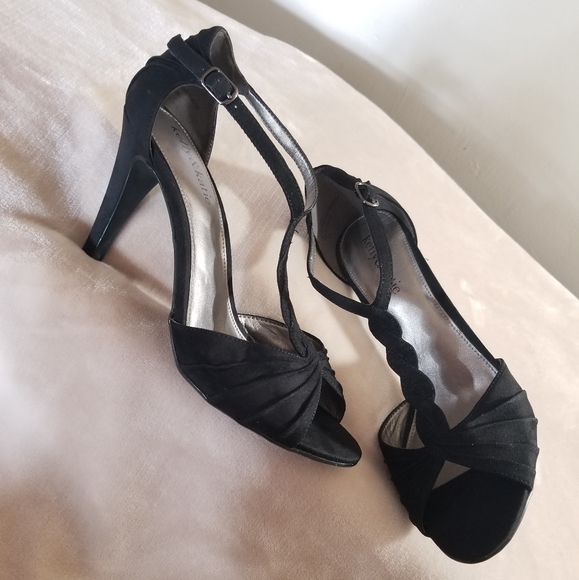 Kelly & Katie Suede Black Heels. - Picture 4 of 8